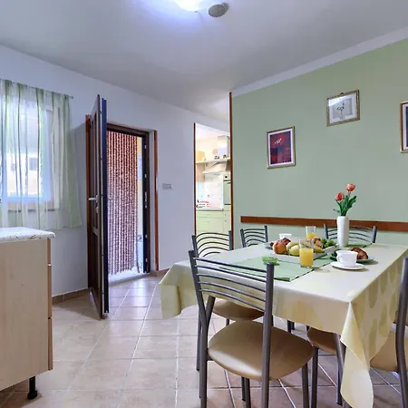 Сasa de vacaciones Kate By Interhome Potpićan