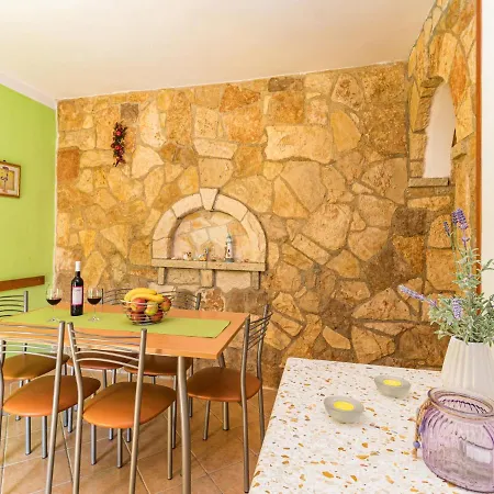 Kate - Ipc153 By Interhome *