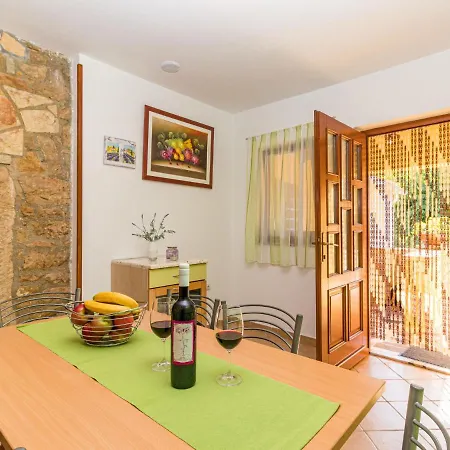 Holiday home Kate - Ipc153 By Interhome